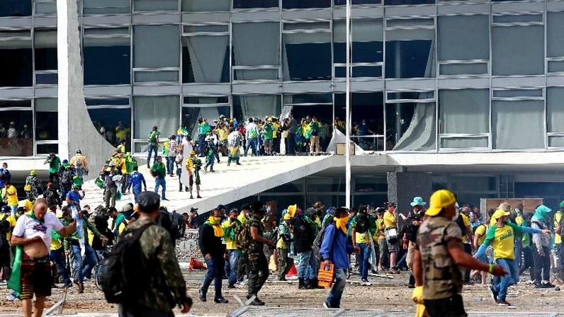 Manifestantes na Praça dos Três Poderes, em Brasília, no 8 de janeiro de 2023