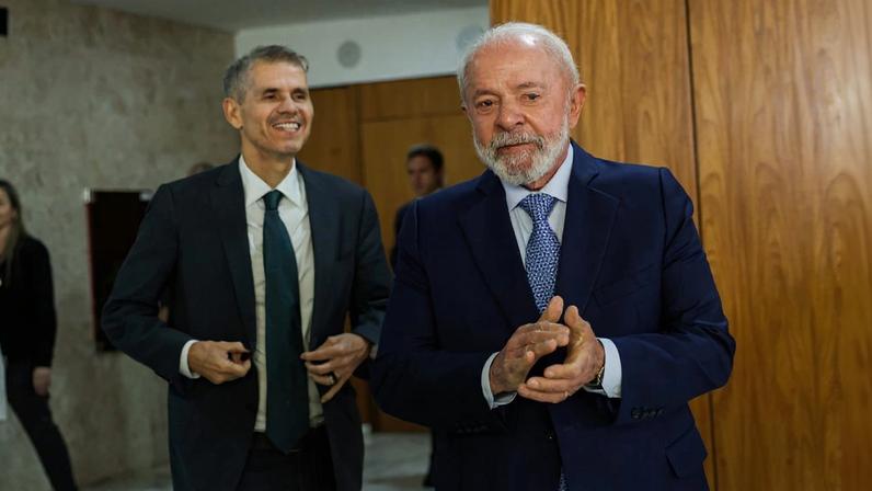 Lula reúne ministros e figuras históricas do PT para coordenar campanha