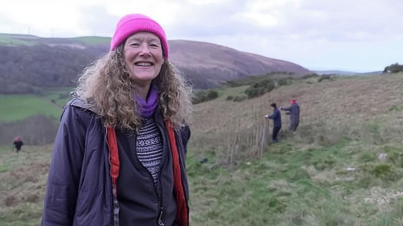 Moradores plantam milhares de árvores para salvar casas de enchentes