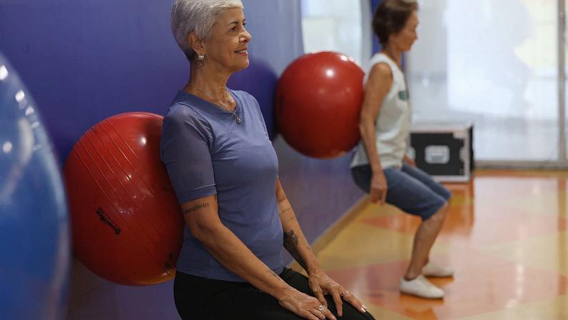 São Paulo (SP), 21/03/2025 - Shirley de Toro, que é professora aposentada, atriz e modelo, faz musculação no centro de ginática multifuncional do SESC Santana, na zona norte da capital. Foto: Rovena Rosa/Agência Brasil