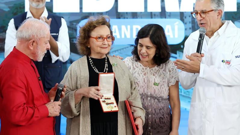 Margareth Dalcolmo recebe Medalha Oswaldo Cruz