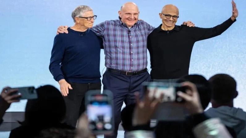 Os ex-CEOs da Microsoft Bill Gates, à esquerda, e Steve Ballmer, ao centro, posam para fotos com o CEO Satya Nadella durante um evento em celebração ao 50º aniversário da Microsoft