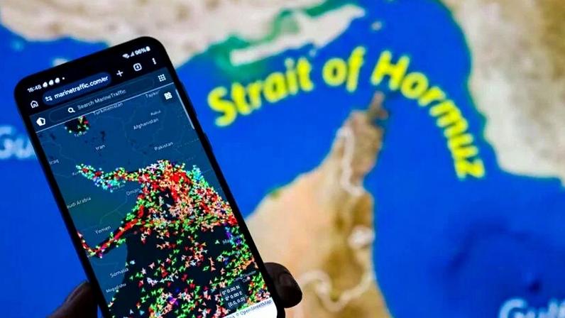 Dados de monitoramento mostraram que a maior parte do tráfego marítimo pelo Estreito de Ormuz continua bloqueada, com exceção dos petroleiros iranianos e de um grupo seleto de embarcações