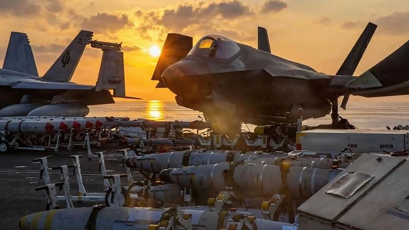 Um F-35C Lightning II e outras armas são posicionados para operações de voo no porta-aviões USS Abraham Lincoln em apoio à operação militar “Operation Epic Fury” no Irã, em 2 de março