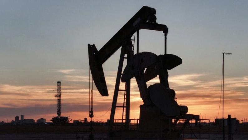 Petróleo sobe 8% com interrupção de fluxo do Oriente Médio por conflito no Irã