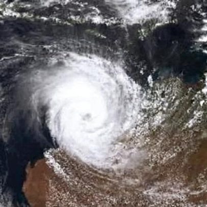 Ciclone tropical Narelle se intensifica próximo à WA com rota rara