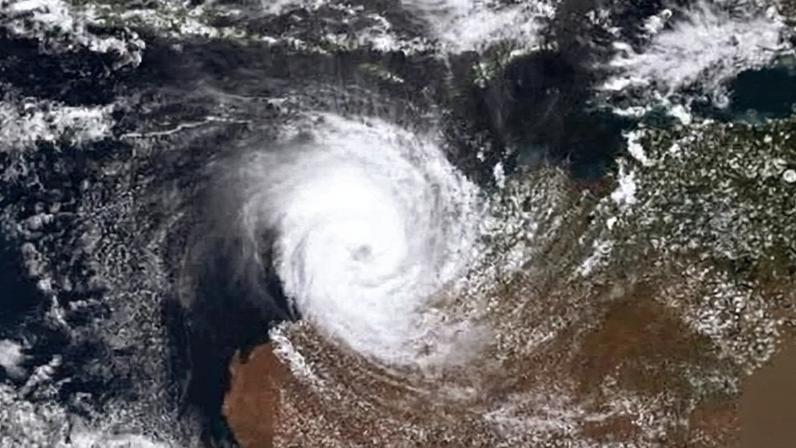 Ciclone tropical Narelle se intensifica próximo à WA com rota rara