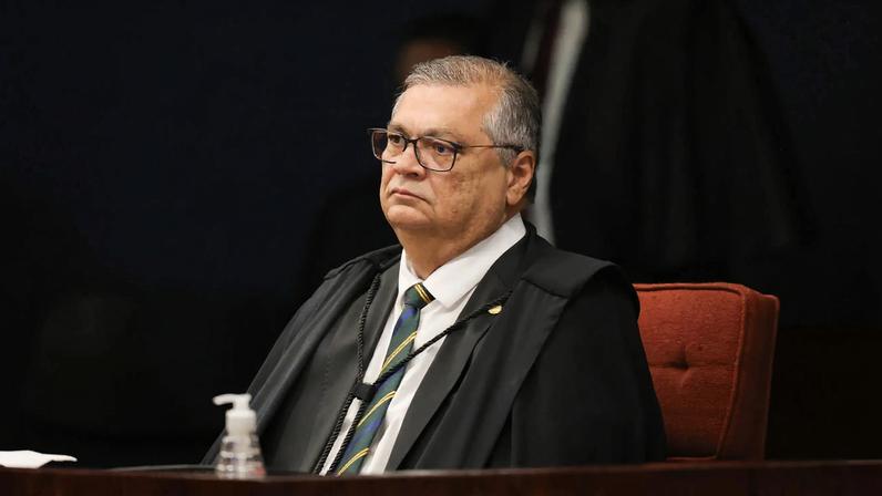 Moraes ordena busca e apreensão contra jornalista por reportagem sobre Dino