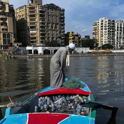 Pescador do Nilo ganha mais coletando plástico do que pescando
