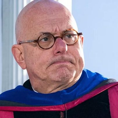 Vítima de Epstein afirma que presidente da Bard ajudou a legitimar agressor sexual