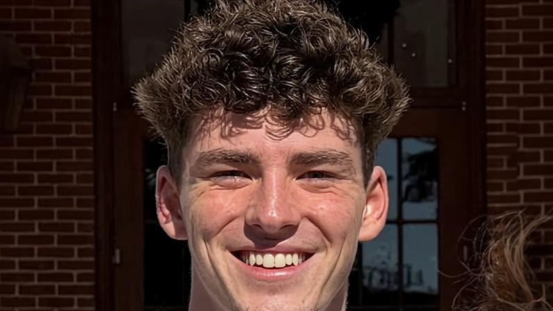 Corpo de estudante desaparecido de Illinois é encontrado em águas perto da praia de Barcelona