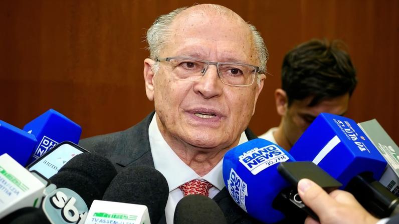 Lula pode ter planos diferentes, mas não exigirá saída de Alckmin da vice