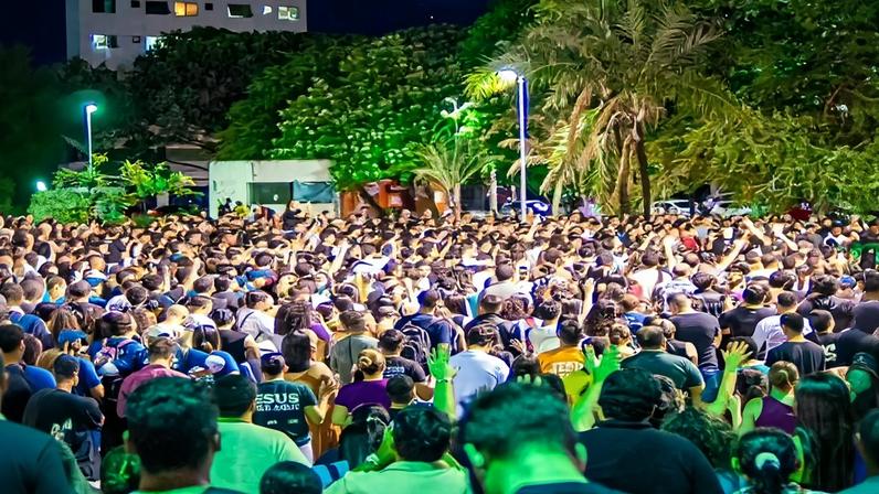 Universitários promovem culto ao ar livre em Fortaleza