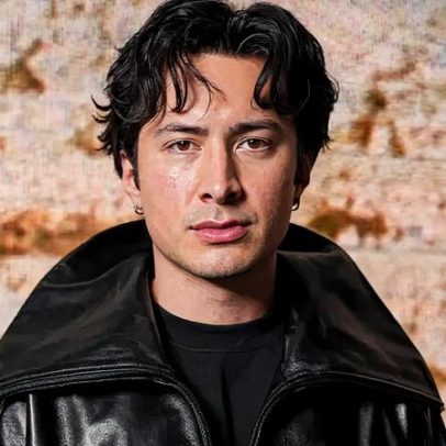 Hudson Williams exibe pele fresca e brilho no show Balenciaga, sem quase dormir