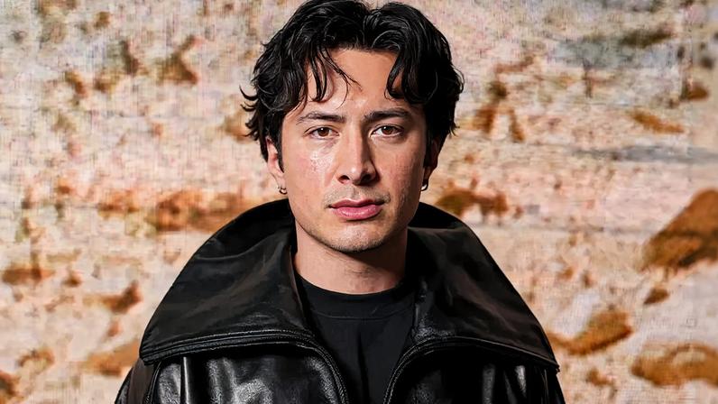 Hudson Williams exibe pele fresca e brilho no show Balenciaga, sem quase dormir