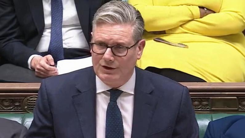 Starmer diz que Reino Unido não apoia mudança de regime por via aérea no Irã