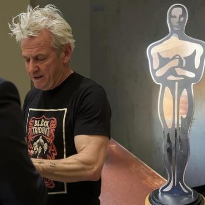 Sean Penn recebe Oscar forjado de trem na Ucrânia após faltar à cerimônia