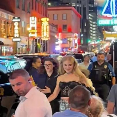 Nicole Kidman celebra aniversário de Reese Witherspoon com look em renda e couro