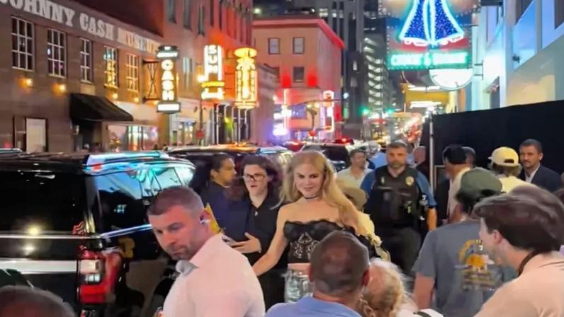 Nicole Kidman celebra aniversário de Reese Witherspoon com look em renda e couro