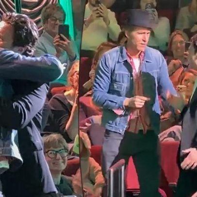 Plateia de Broadway faz Ryan Reynolds doar US$25 mil pela cartola de Jonathan Groff