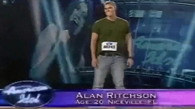 Alan Ritchson encanta Paula Abdul em participação antiga do American Idol