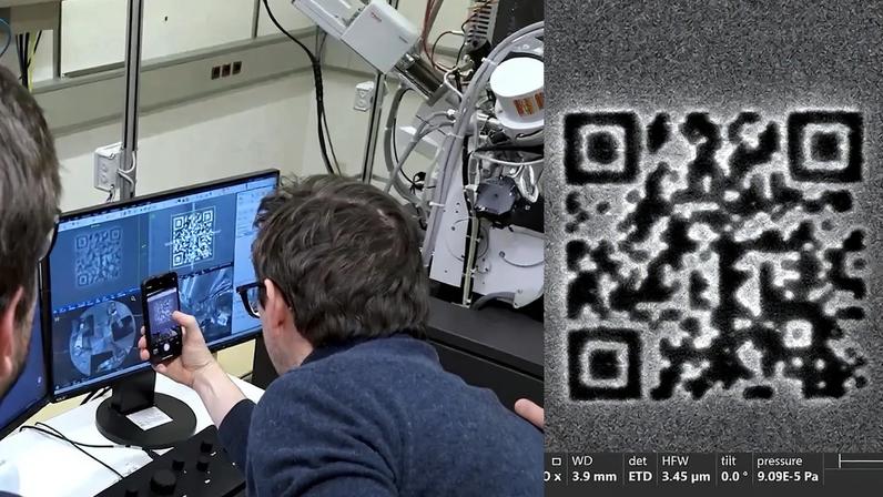 Fotografia dos desenvolvedores tentando usar o Qrcode ao lado uma imagem do Qrcode.