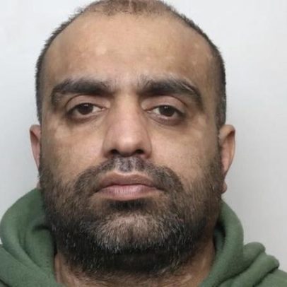 Homem recebe prisão perpétua por assassinato de mulher e crianças em Bradford