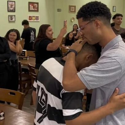 Cristãos oram por funcionários e clientes em pizzaria de SP