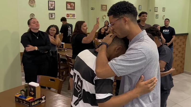 Cristãos oram por funcionários e clientes em pizzaria de SP