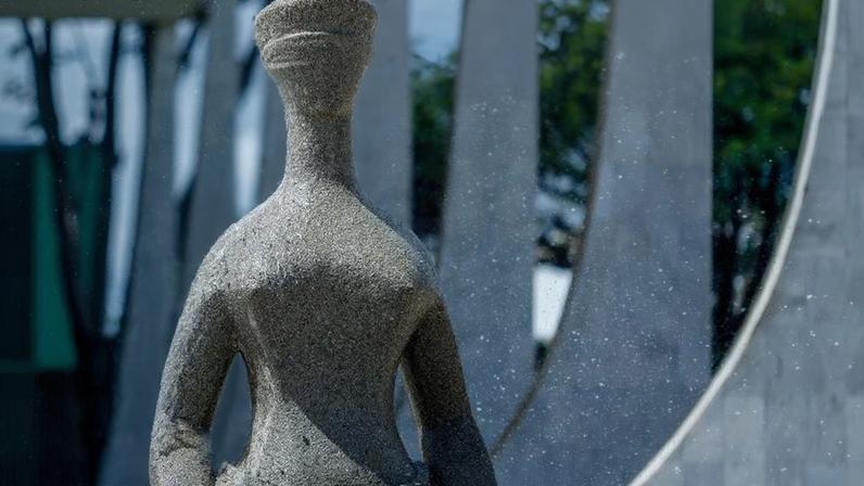 Domiciliar de Bolsonaro exige mutirão para beneficiar preso pobre e doente