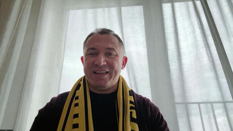 Bruno Quadros assiste aos jogos da Champions da janela do apartamento — Foto: Arquivo Pessoal