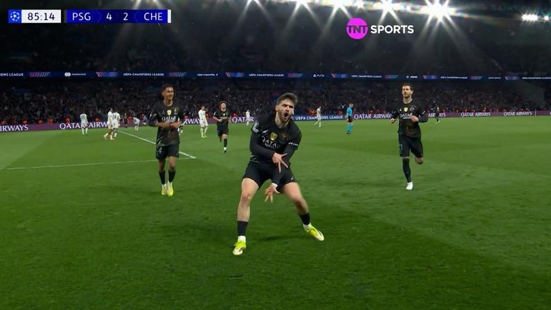 Uefa abre investigação de empurrão de jogador do Chelsea a gandula na Champions