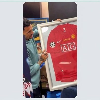 Tévez mostra casa com piscina gigante e cão da Bombonera em vídeo