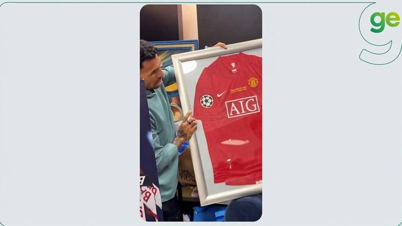 Mansão ou resort? Tévez mostra casa com piscina gigante e totó da Bombonera