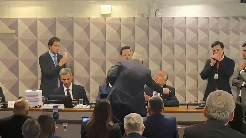 CPMI do INSS registra confusão entre governo e oposição com trocas de acusações