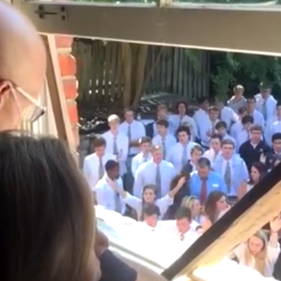 Mais de 400 alunos cantam louvores na casa de professor com câncer terminal