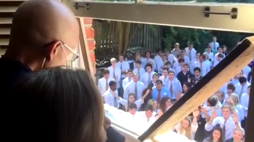 Mais de 400 alunos cantam louvores na casa de professor com câncer terminal