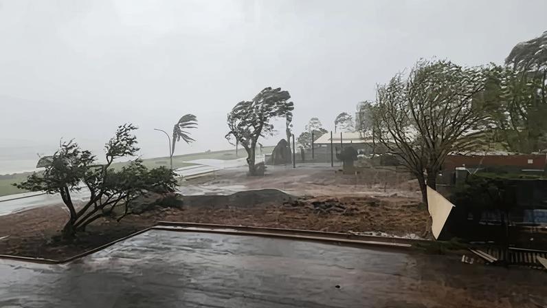 Ciclone Narelle recua para baixa tropical, porém alertas severos permanecem em WA