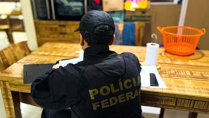 Agente da PF cumpre mandados em operação que apura corrupção da Polícia Civil de SP. Foto: Divulgação