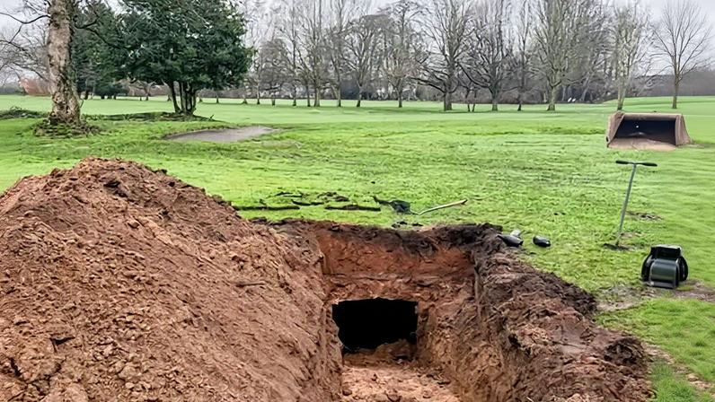 Buraco em campo de golfe revela adega de vinhos perdida