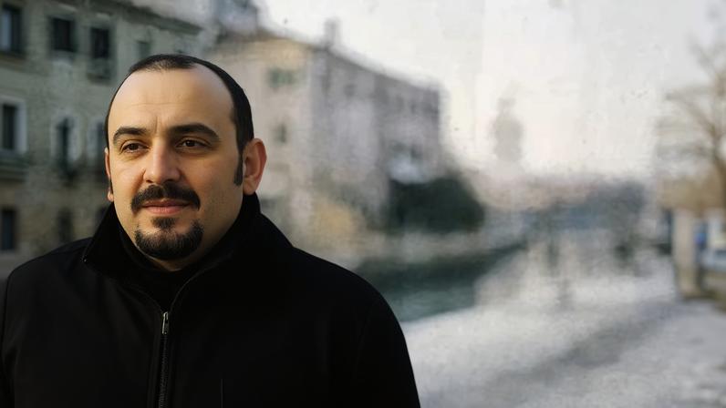 Oficial disfarçado teria usado verba pública para viagem romântica em Veneza