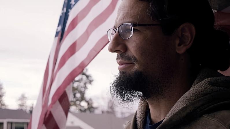 Veterano dos EUA acusado de conspiração em protesto contra ICE não se declara culpado