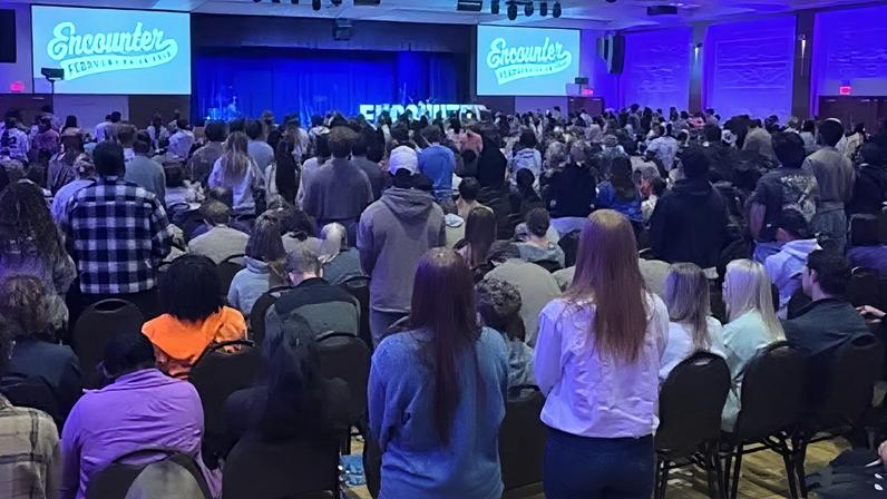 Mais de 500 estudantes aceitam Jesus em universidade dos EUA