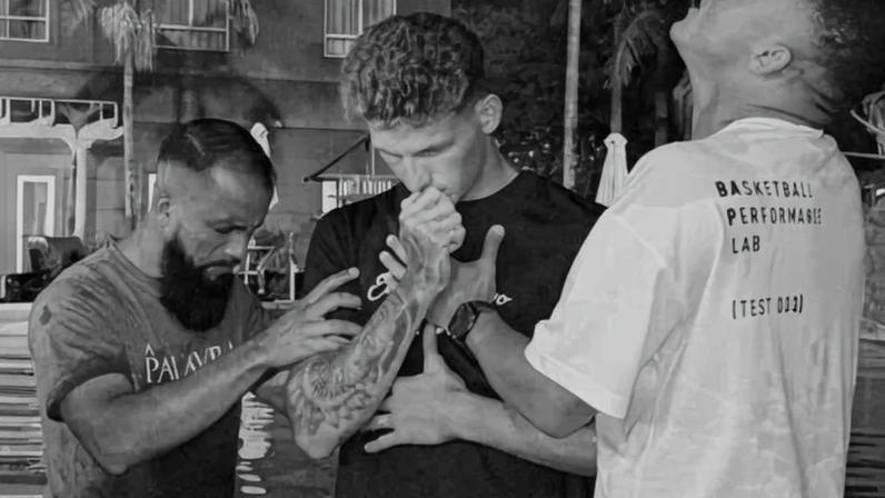 Jogador do Grêmio é batizado por companheiro de equipe