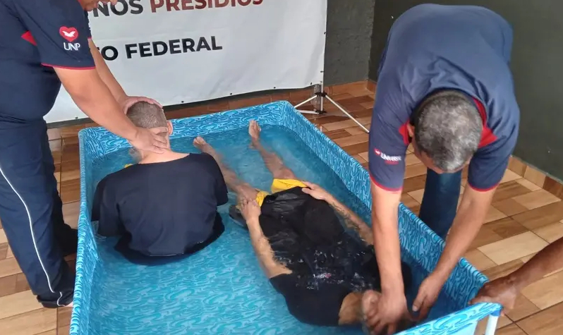 Batismo em presídio de Luziânia inspira esperança entre internos