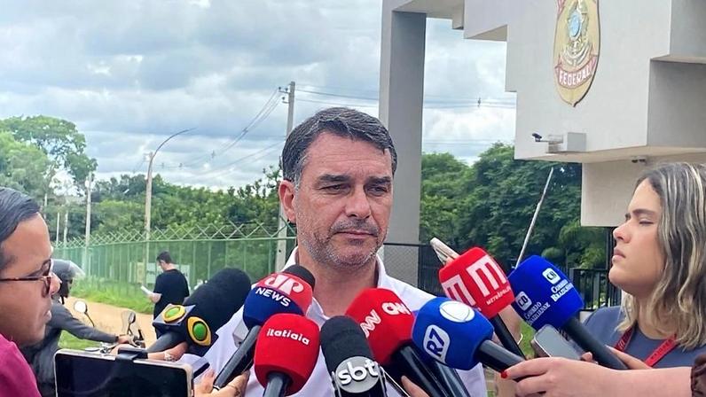 16.dez.2025 - Flávio Bolsonaro (PL) visita Jair Bolsonaro (PL) na prisão
