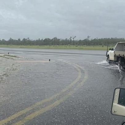 Cerca de 500 pessoas se abrigam em ginásio de escola em Darwin com Narelle se aproximando