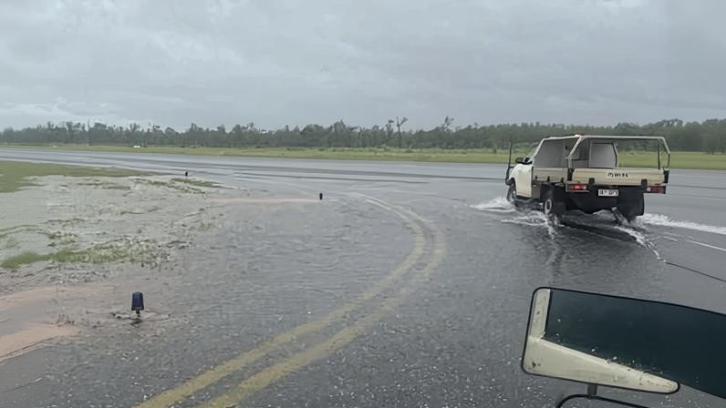 Cerca de 500 pessoas se abrigam em ginásio de escola em Darwin com Narelle se aproximando