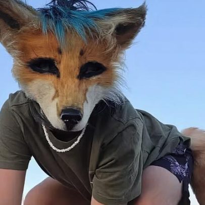 Professor trans é demitido após usar cauda de lobo com crianças