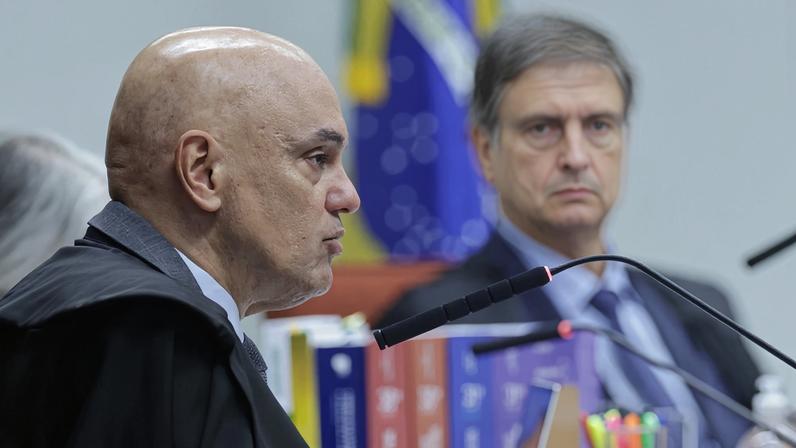 Ministro do STF revoga autorização de visita de assessor de Trump a ex-presidente Bolsonaro.